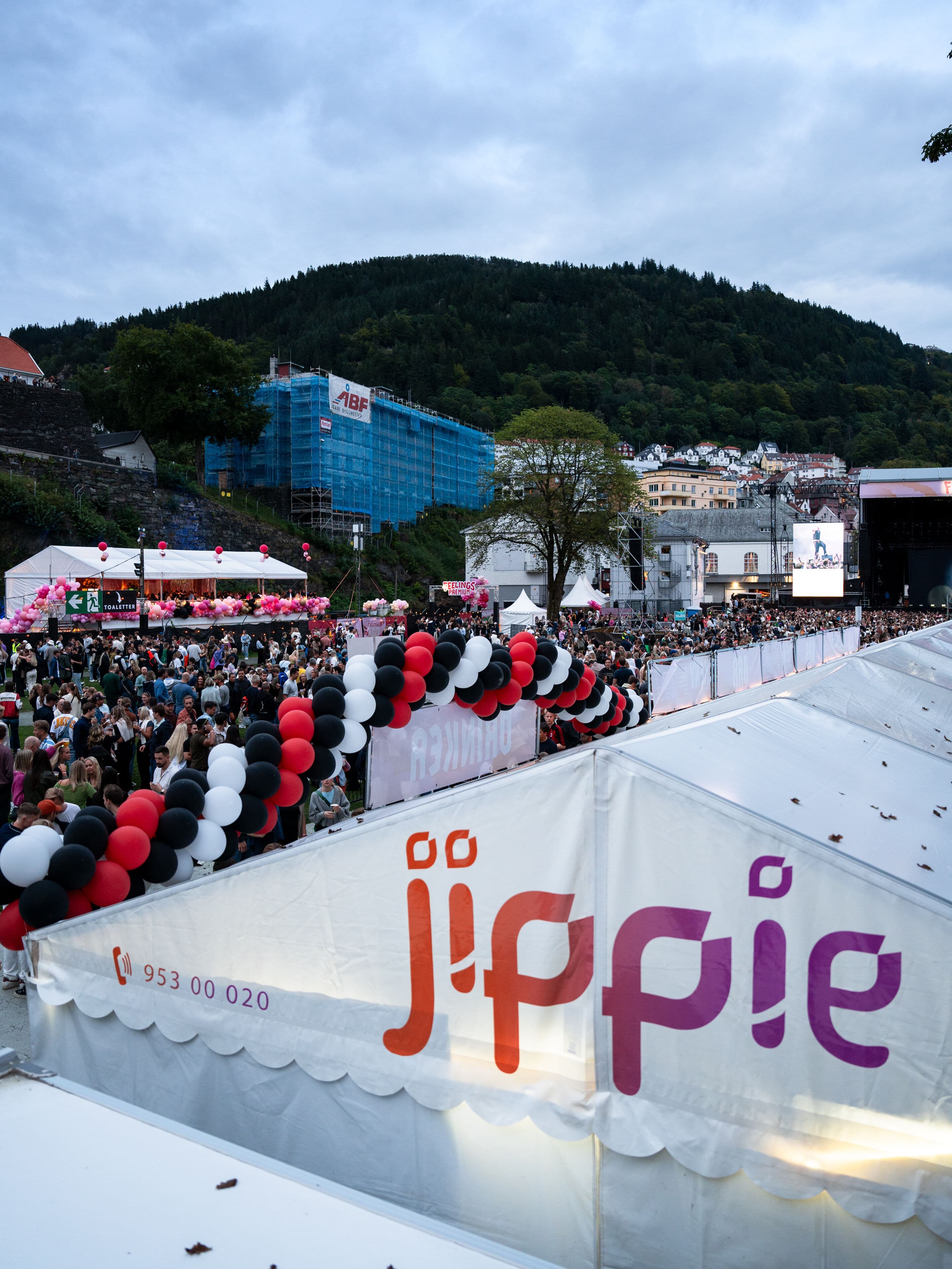 Publikum nyter livlige konserter på Feelings Festivalen 2023