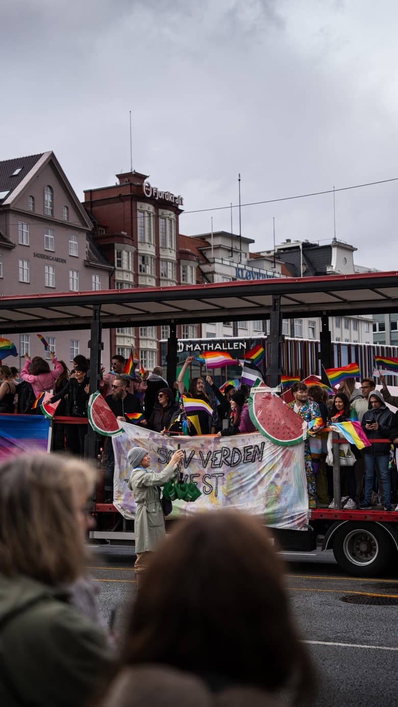 Pride Paraden i Bergen sentrum, på vei mot Pride Park party telt, sammen med leie av toaletter, urinaler, lounge sofa, toalettvogner, bord og benkesett