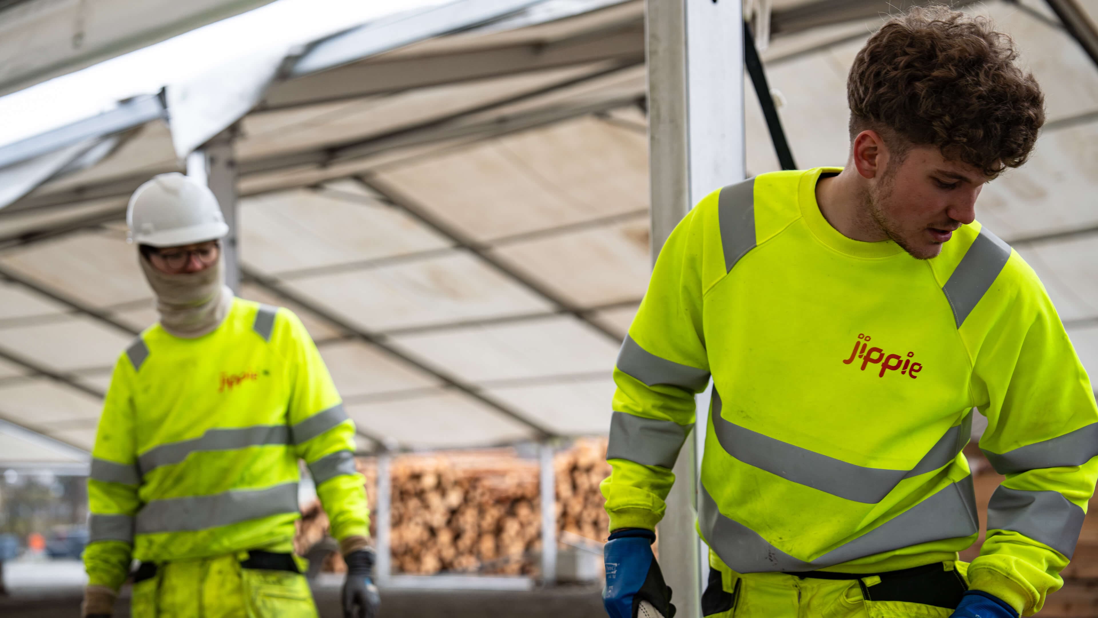 Montører under montering av partytelt