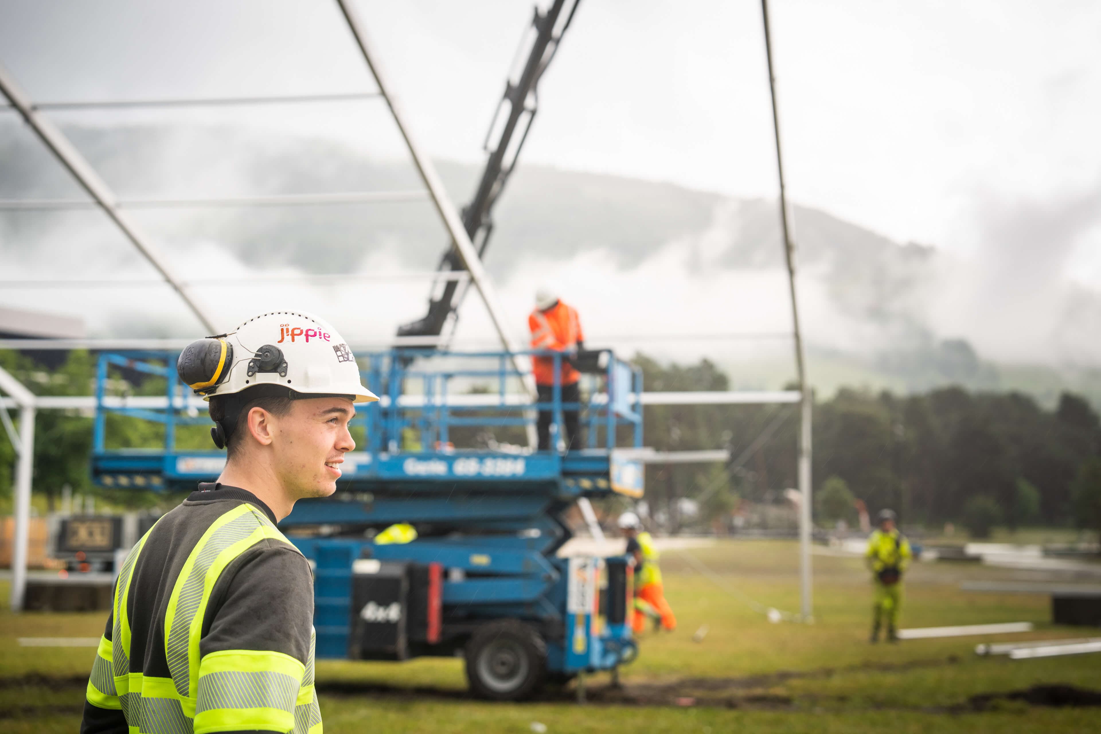 Montør under rigging av stort telt