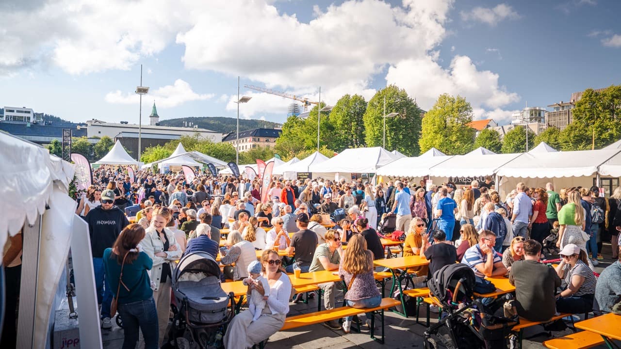 Folksomt rundt rammetelt på Matfestivalen