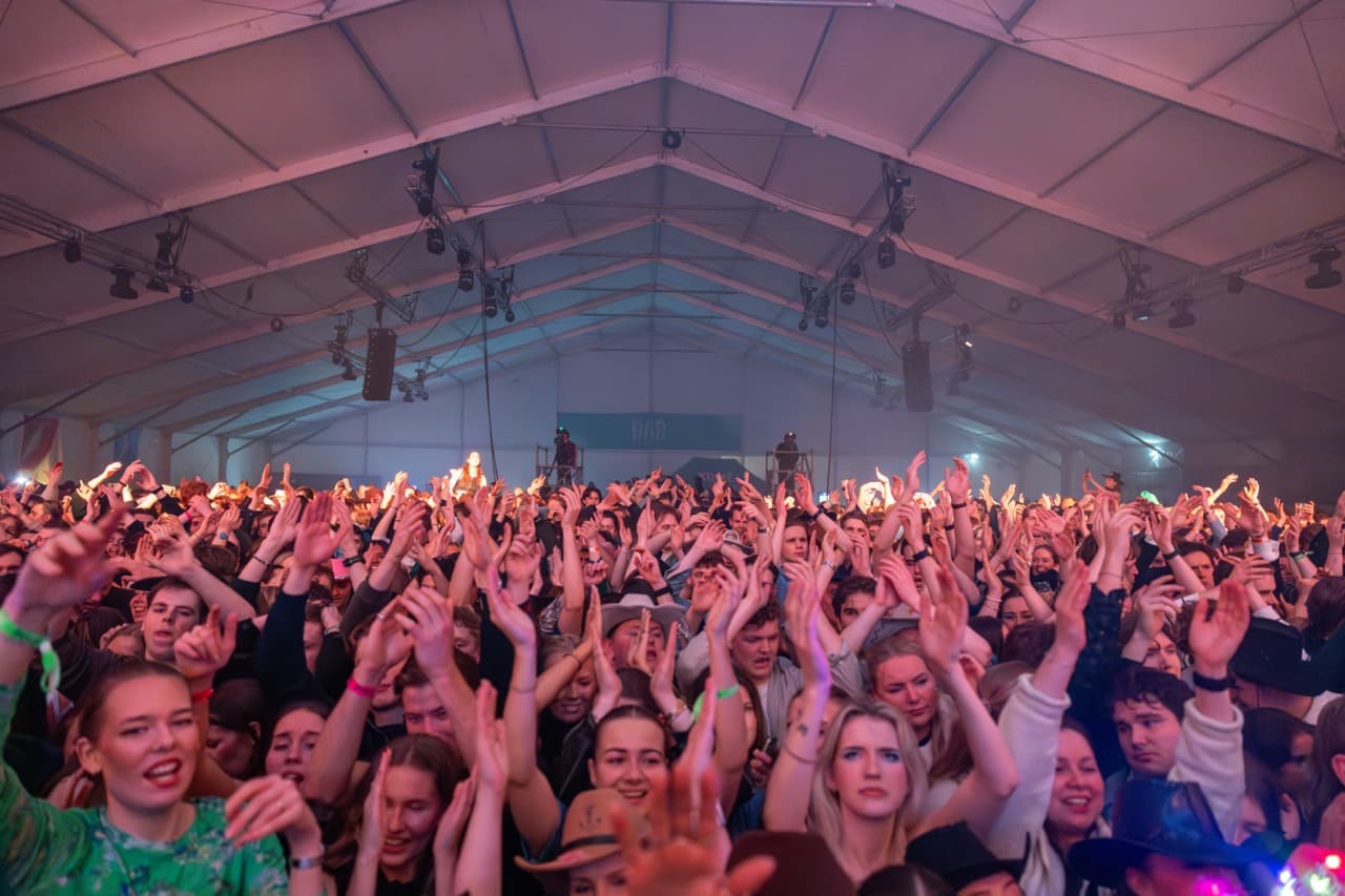 Arrangement i stort telt.